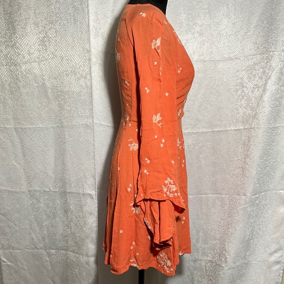 Free People Boho Floral Mini Dress Orange Bell Sleeve Surplice V-Neck Size 0 - Picture 4 of 12